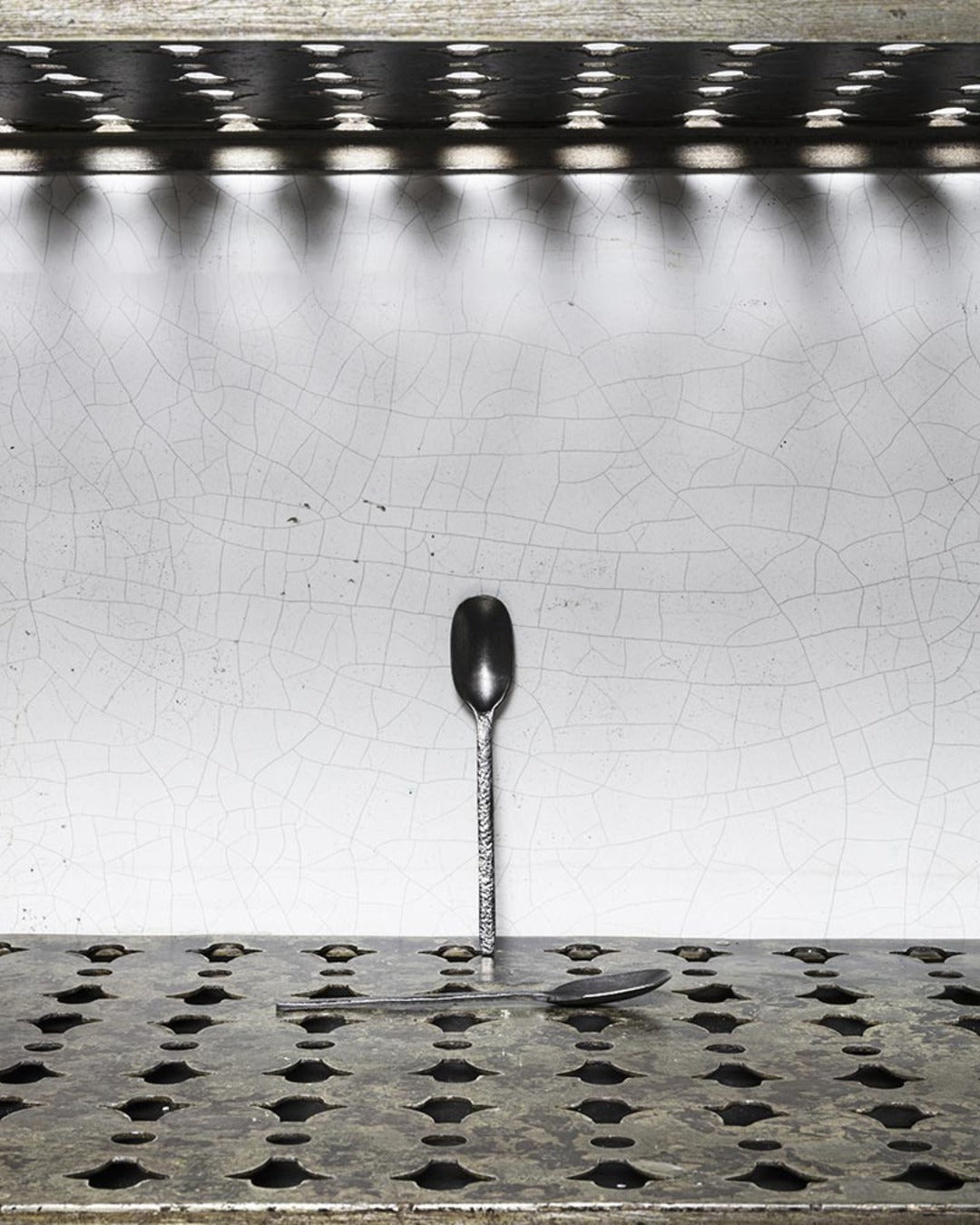 Serax - Hammered metal spoon La Nouvelle Table - Charcoal