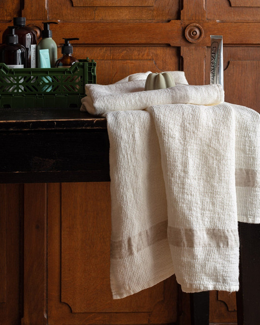 Serviette de bain Merci Paris en lin nid d'abeille blanc cassé avec une bande décorative couleur pierre