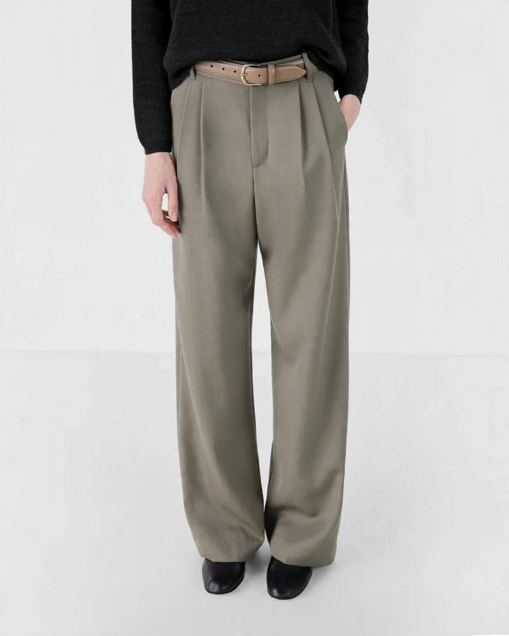 Pantalon tailleur Merci Paris Masscob en laine gris galet avec double pli et coupe droite porté avec une ceinture