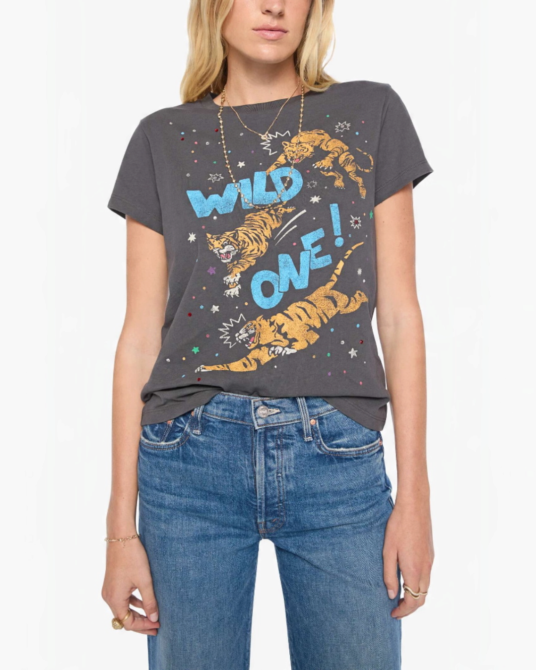 T-shirt Merci Paris Mother en coton noir délavé avec imprimé tigre Wild One et détails en strass portés par un mannequin