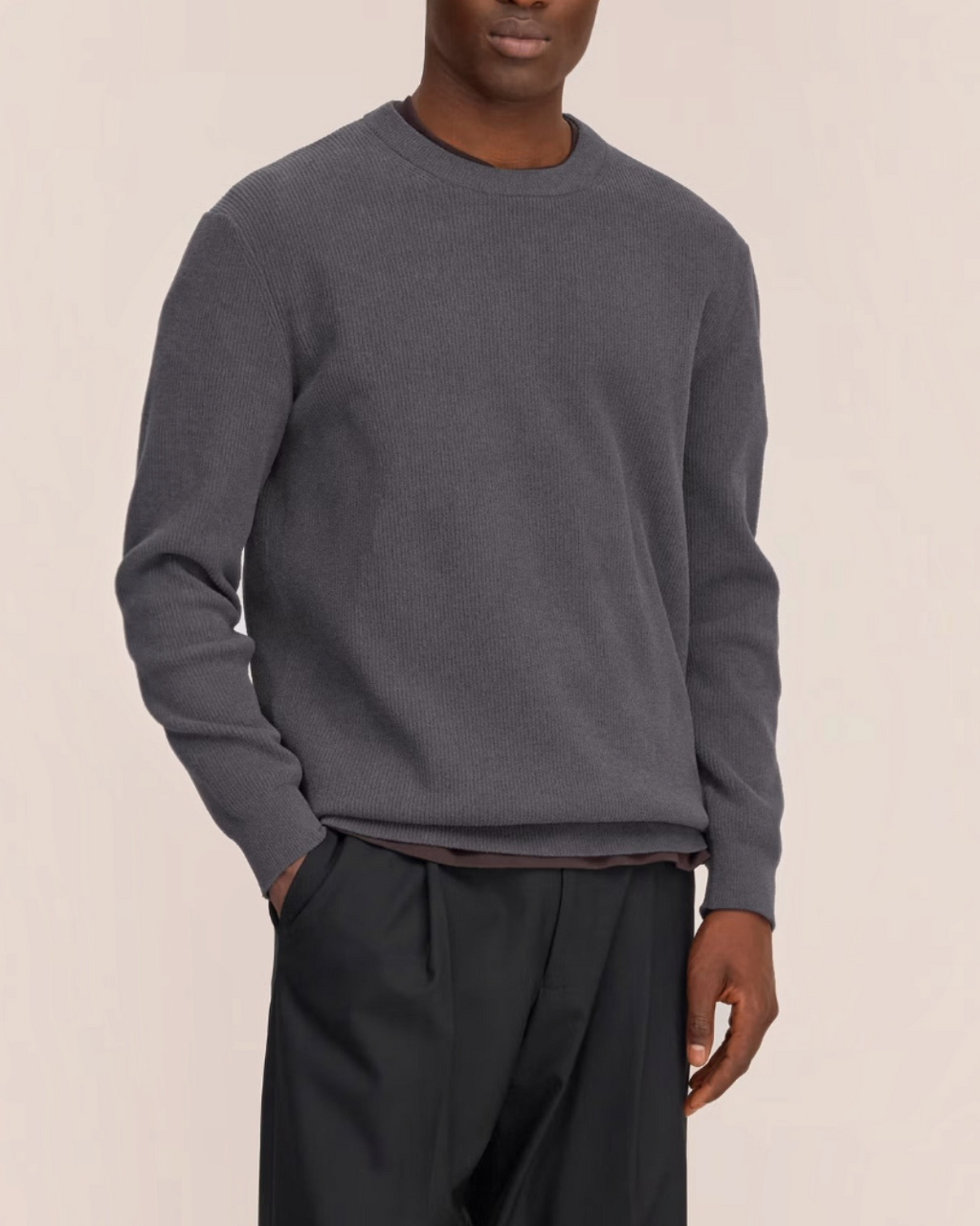 Homme portant le pull gris à col rond Danny de la marque Merci Paris, en maille légère avec finitions côtelées.