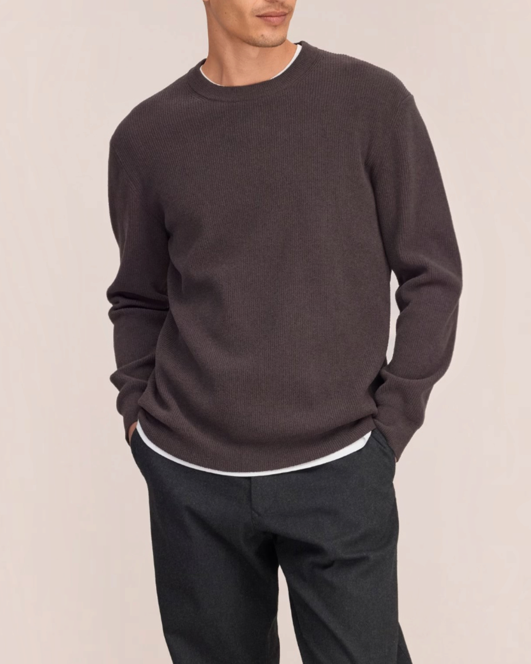 Homme portant le pull marron Danny de Merci Paris, col rond en maille légère avec finitions côtelées
