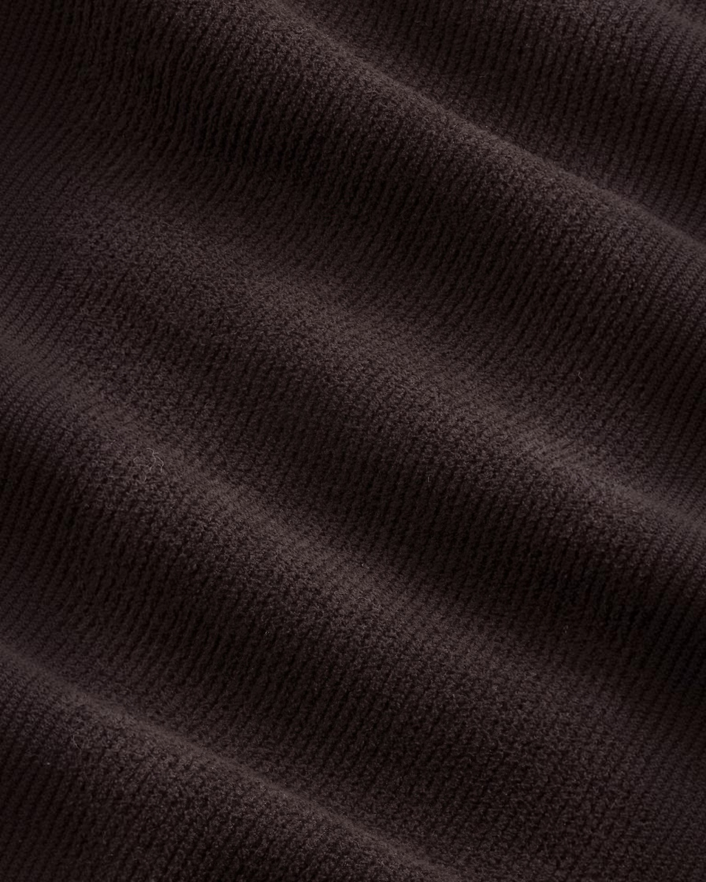Gros plan sur la maille côtelée marron du pull Danny de la marque Merci Paris, texture douce et légère