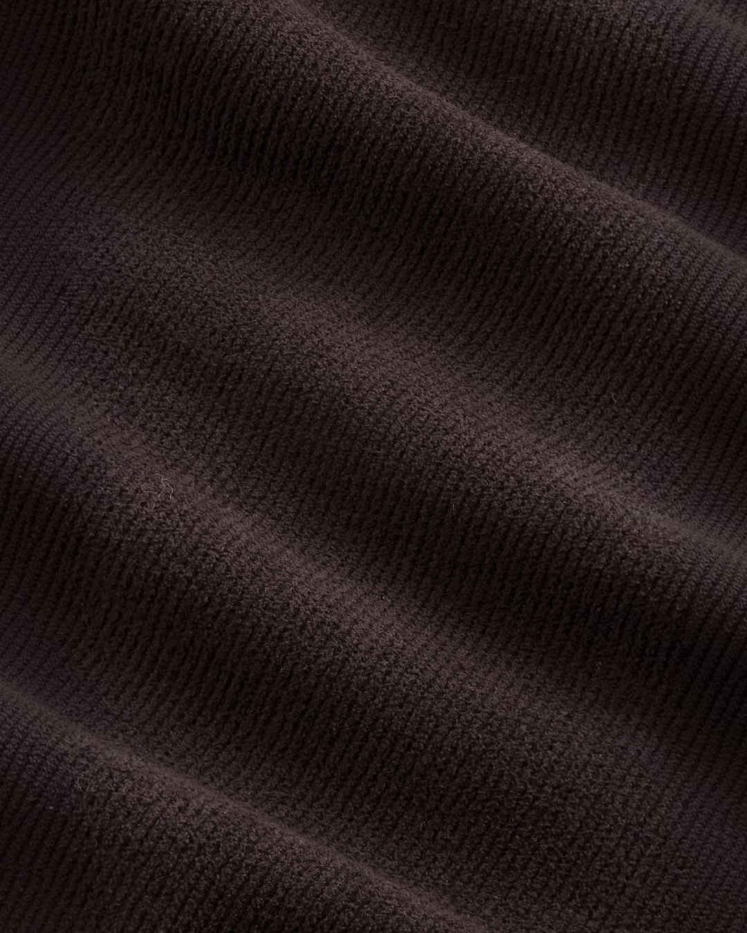 Gros plan sur la maille côtelée marron du pull Danny de la marque Merci Paris, texture douce et légère