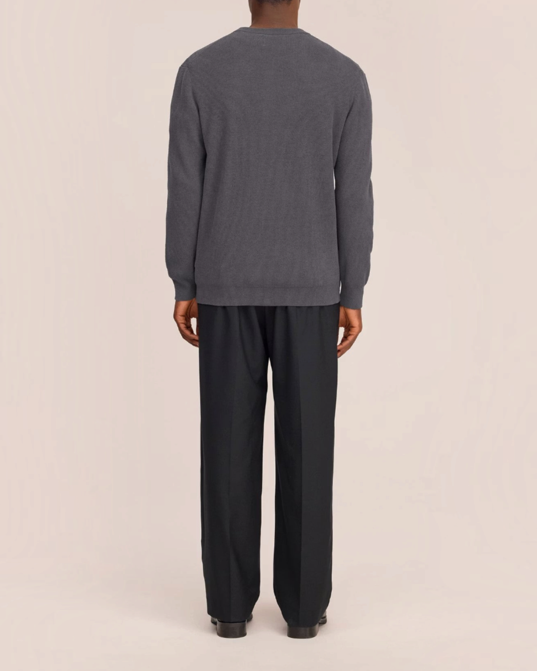 Vue arrière d'un homme portant le pull gris à col rond Danny de la marque Merci Paris en maille légère et douce
