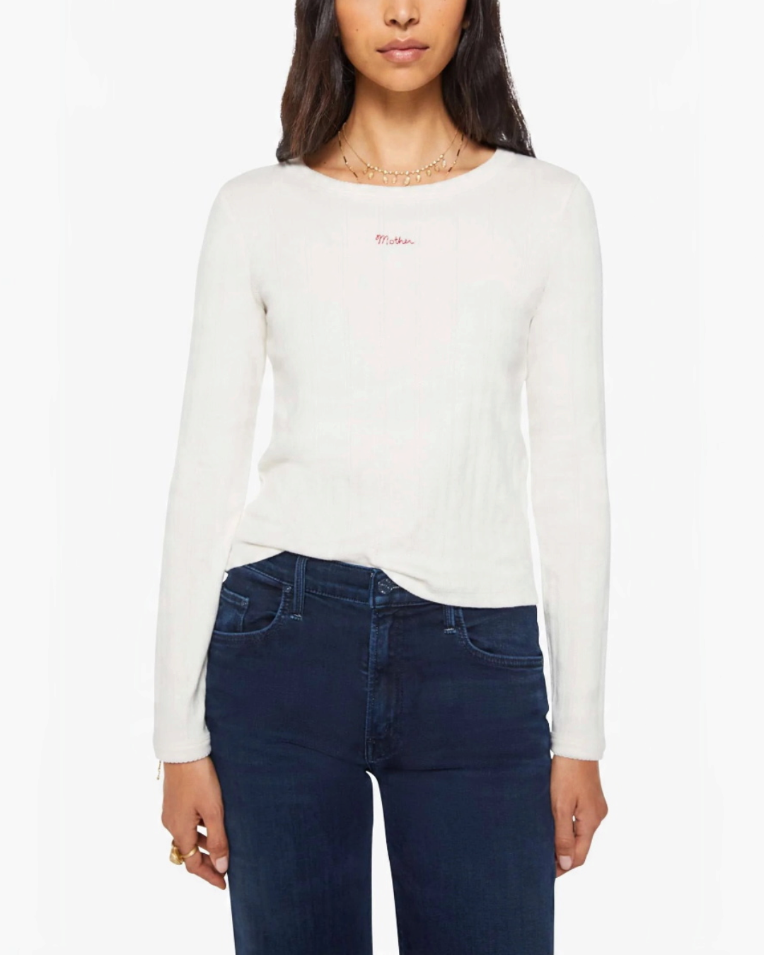 Mannequin portant le haut à manches longues Merci Paris MOTHER Itty Bitty Ringer blanc en coton avec logo rouge