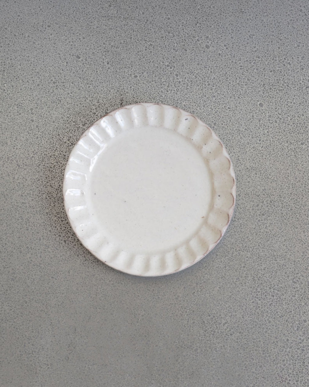Hitoshi Kato - Kohiki Shima fluted plate - White
