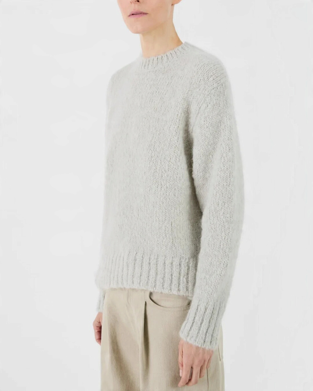 Pull Merci Paris Masscob Frida en maille duveteuse mohair et alpaga coloris écru porté par un mannequin