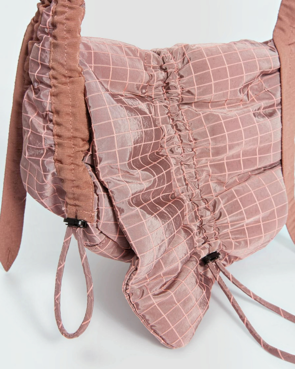 Sac Merci Paris ARCS Sent rose en nylon ripstop technique avec cordons de serrage ajustables et motif quadrillé