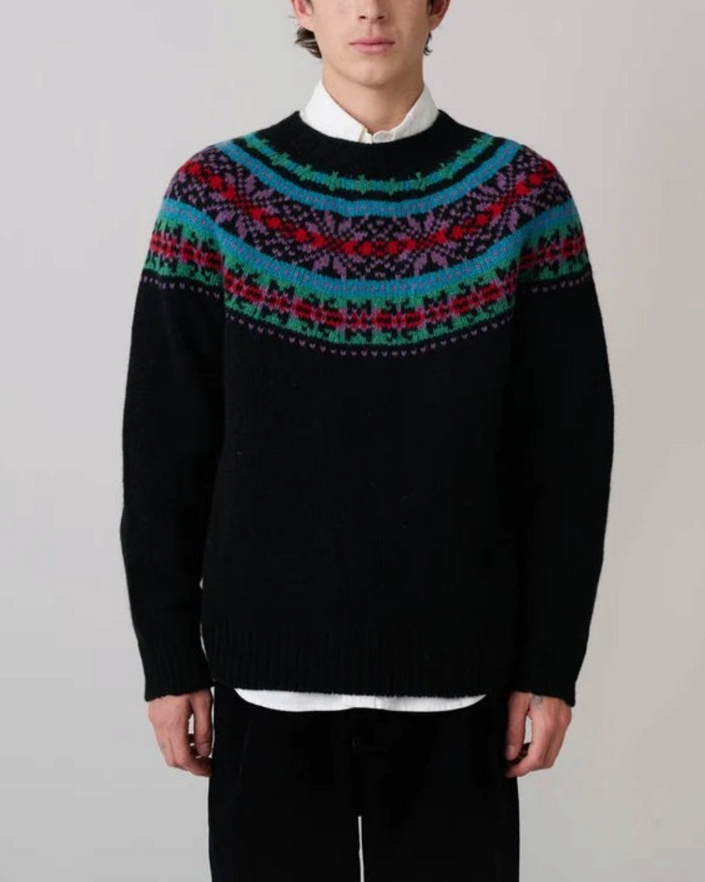 Mannequin portant un pull noir Merci Paris Howlin' en laine Shetland avec motif jacquard circulaire coloré