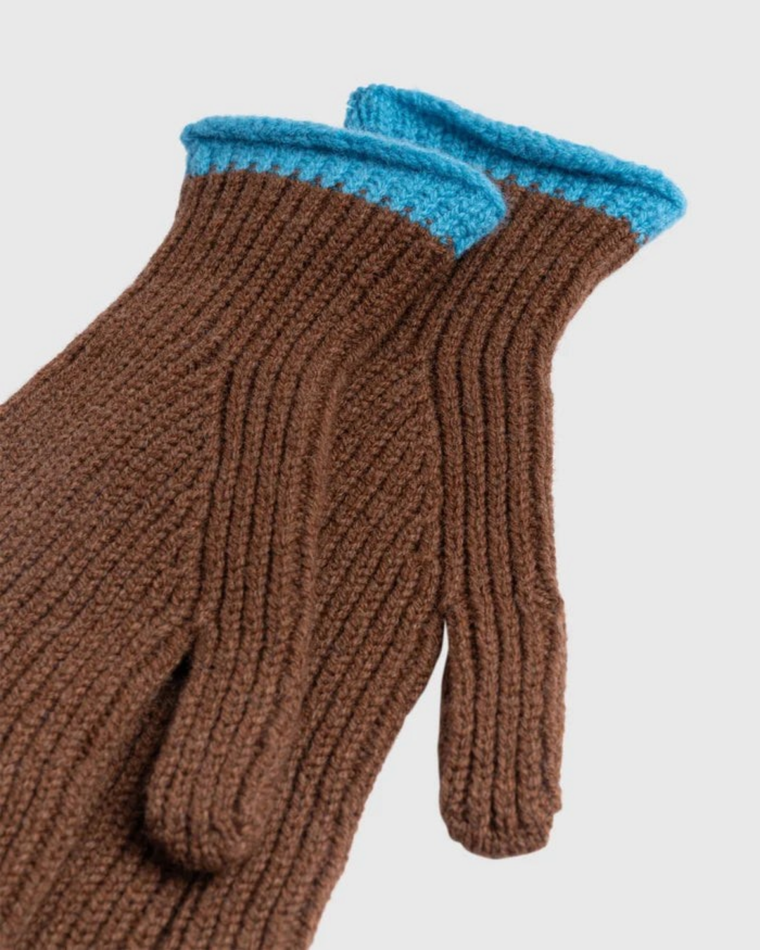 Gants Merci Paris Howlin en laine d'agneau marron avec bords roulottés contrastants bleu vif en maille côtelée