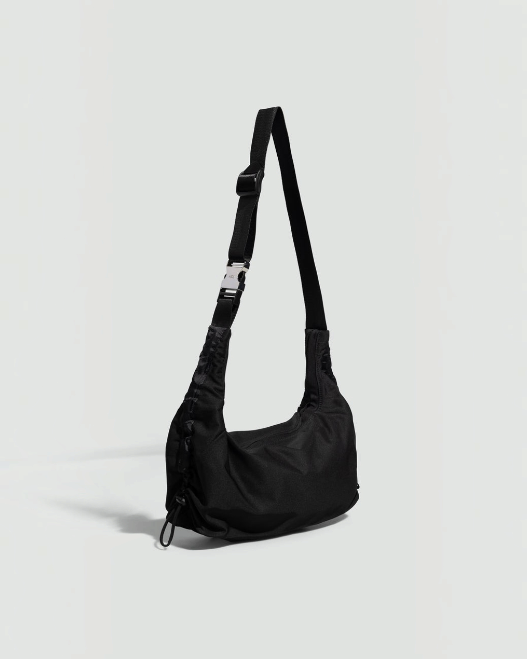 Sac bandoulière noir ARCS Petit Hey en matière recyclée avec boucle signature, vendu par Merci Paris
