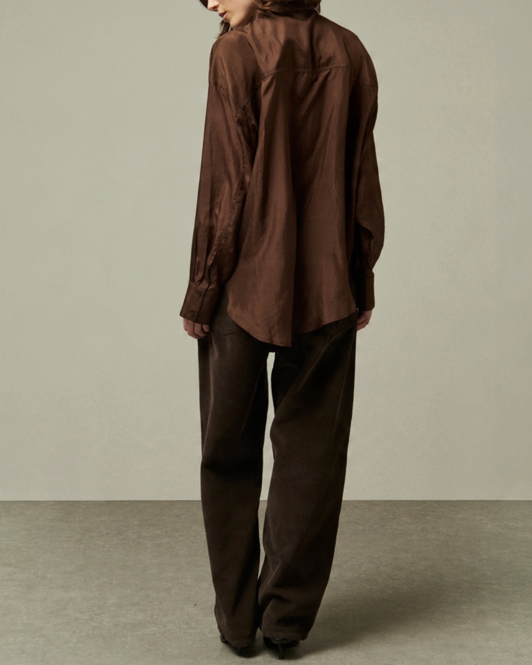 Modèle portant le pantalon Russel en velours côtelé marron de Merci Paris, coupe droite, vue de dos