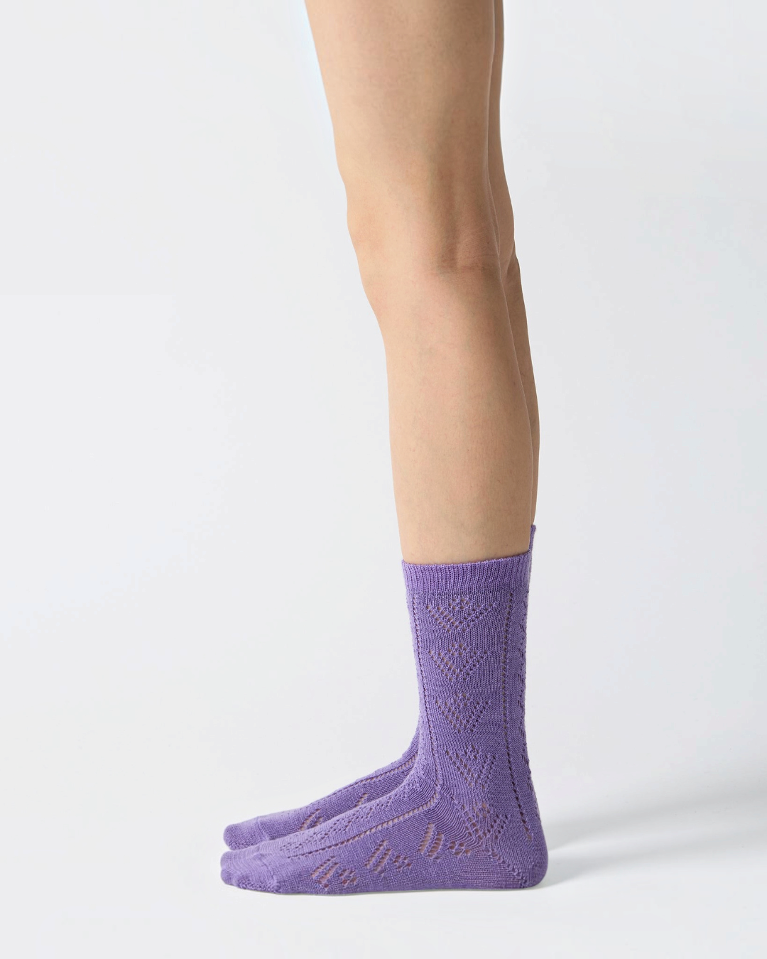 Socks Merci Paris Babaco in purple wool mesh with delicate eyelet pattern, made in Japan