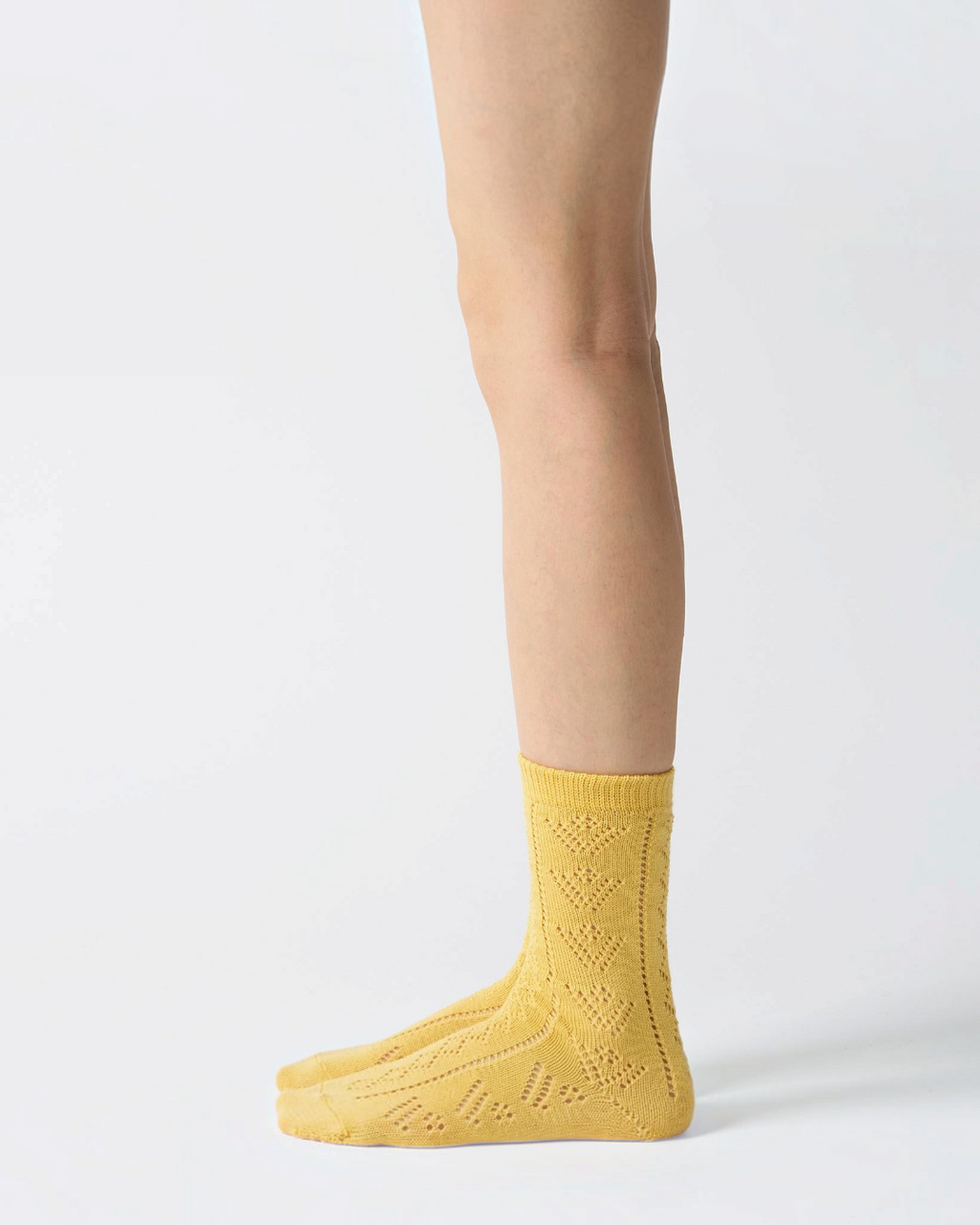 Socks Merci Paris Babaco in yellow wool with delicate openwork pattern, feminine and artisanal style made in Japan
