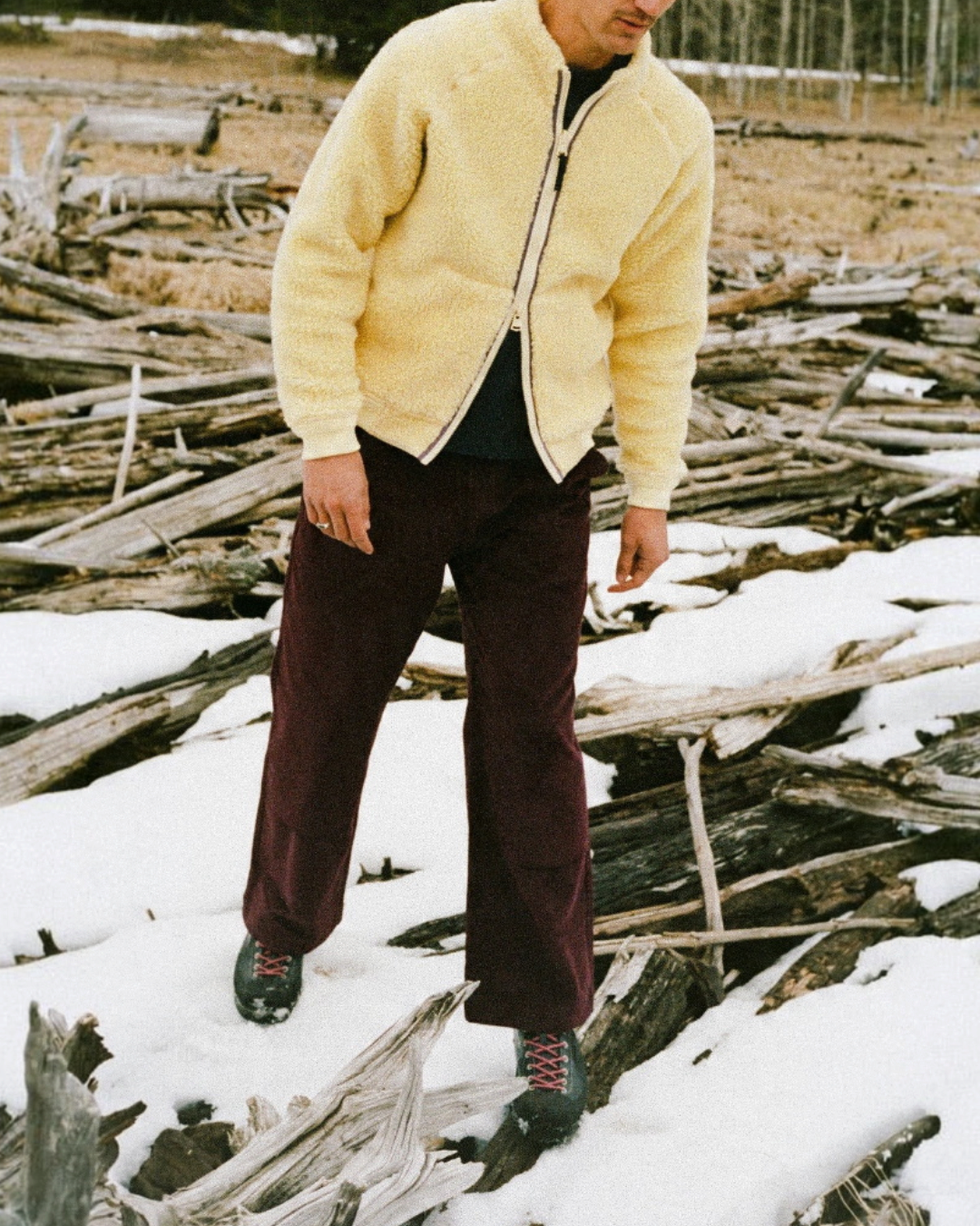 Homme portant la veste réversible Merci Paris Big Rock Candy Tuolumne en laine mérinos bouclée couleur horchata