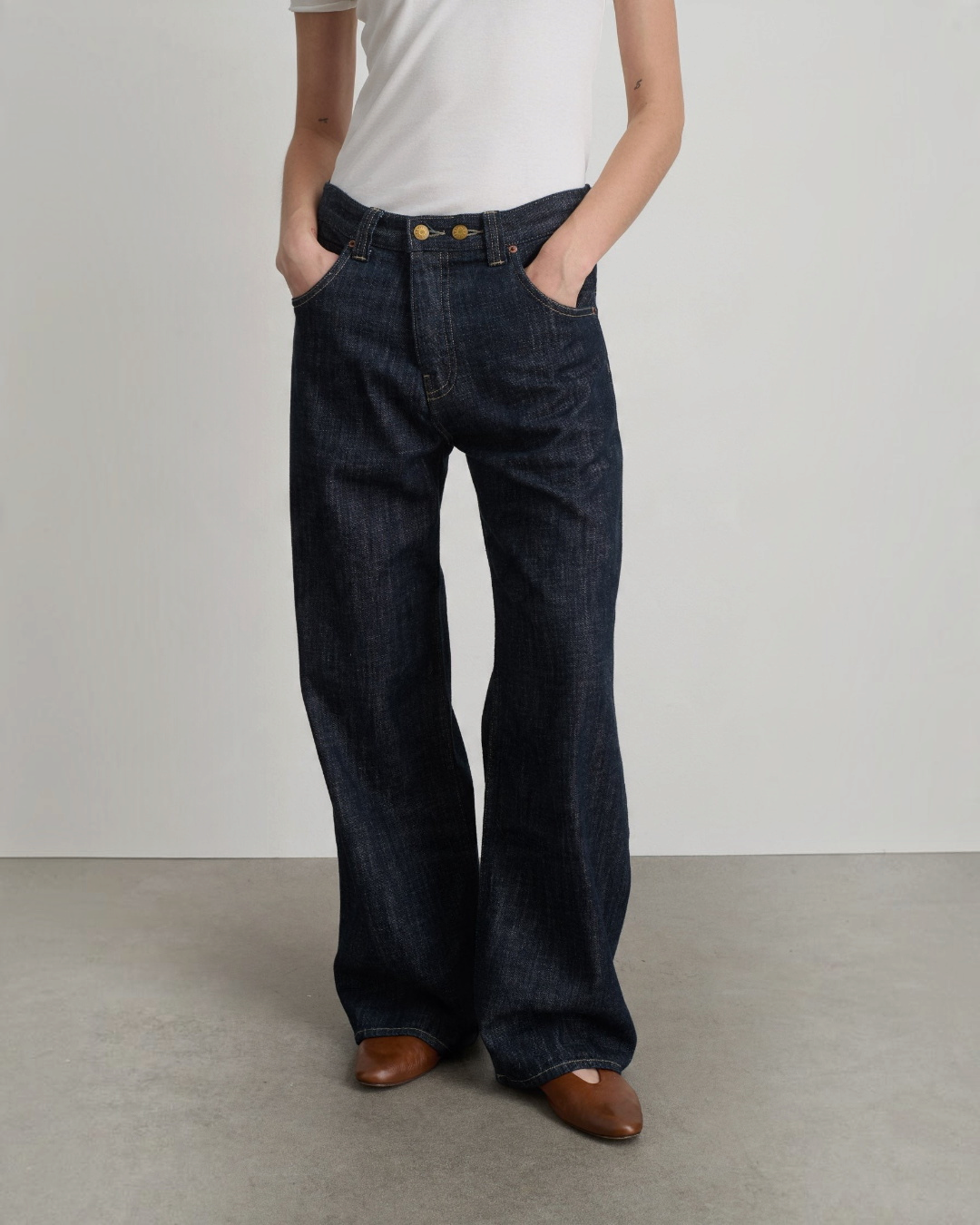 Jean Merci Paris B Sides Vic coupe droite ample en denim de coton indigo rincé avec deux boutons en laiton