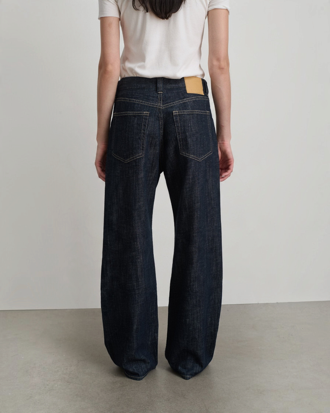 Vue arrière du jean Vic Merci Paris en denim indigo rincé, coupe ample et droite avec étiquette jacron
