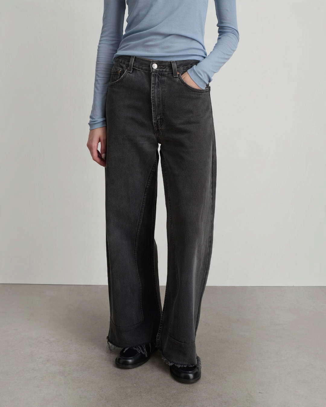 Jean culotte reworked B Sides noir vintage en coton avec coupe large et ourlet effiloché, vendu par Merci Paris