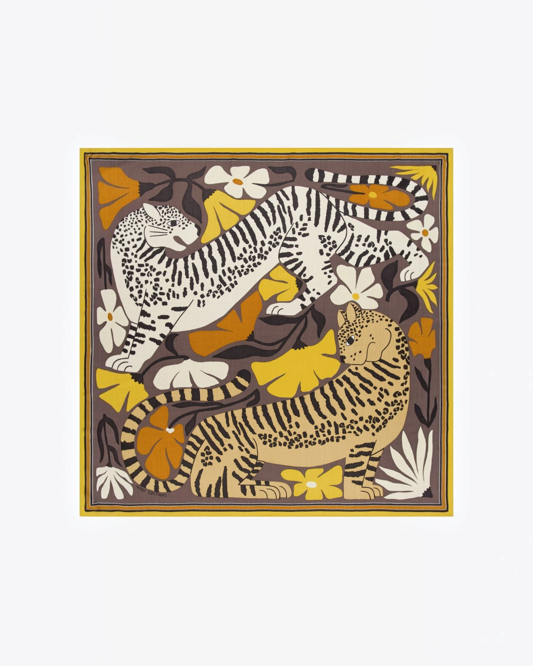 Carré Inoui Editions Panteo en soie et modal marron doré avec imprimé graphique de léopards et fleurs