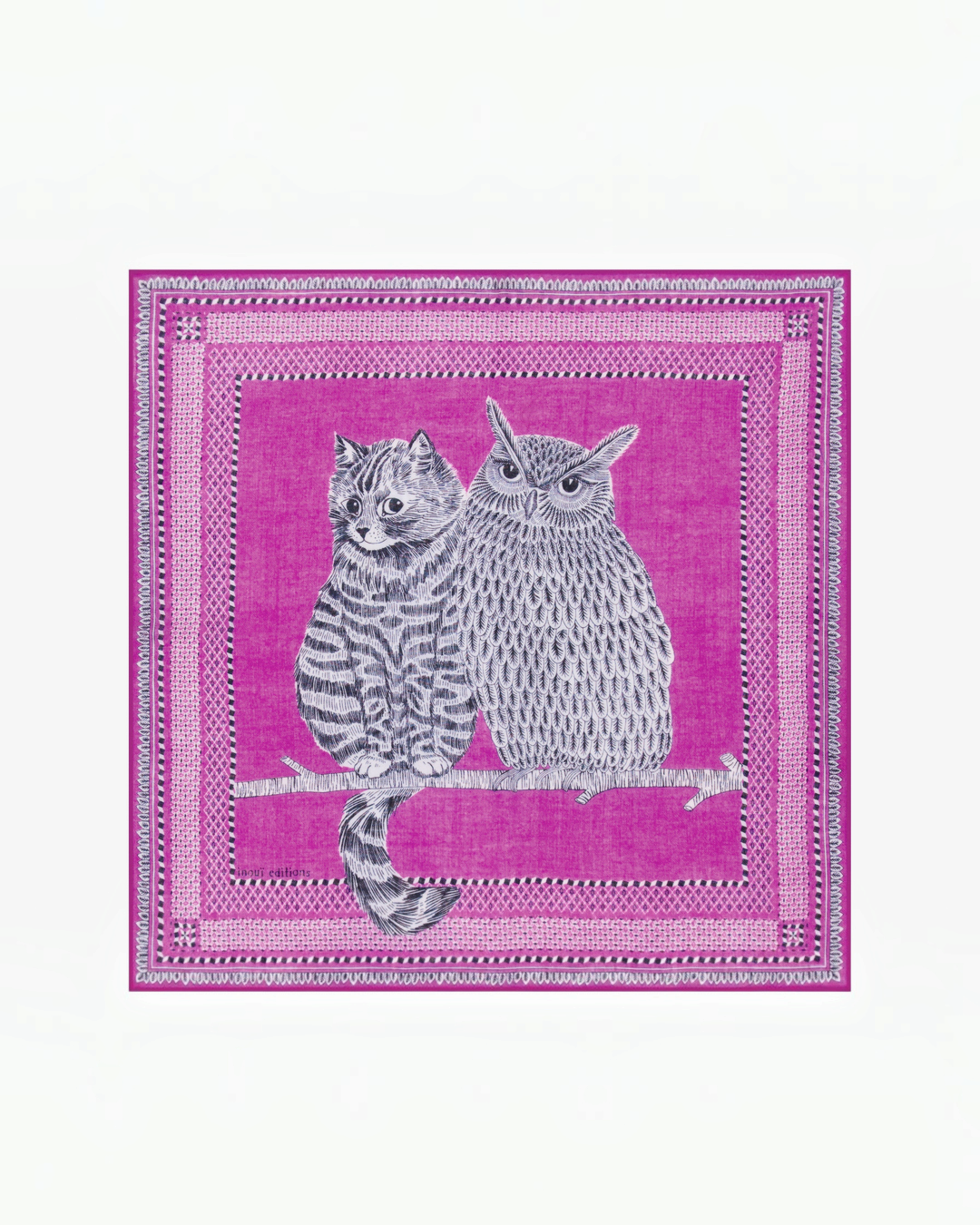 Carré 70 en laine violette Merci Paris avec motif illustré d'un chat et d'une chouette sur une branche