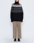 Modèle portant le pull Andean noir en laine d'alpaga brossée Merci Paris avec motif jacquard Fair Isle