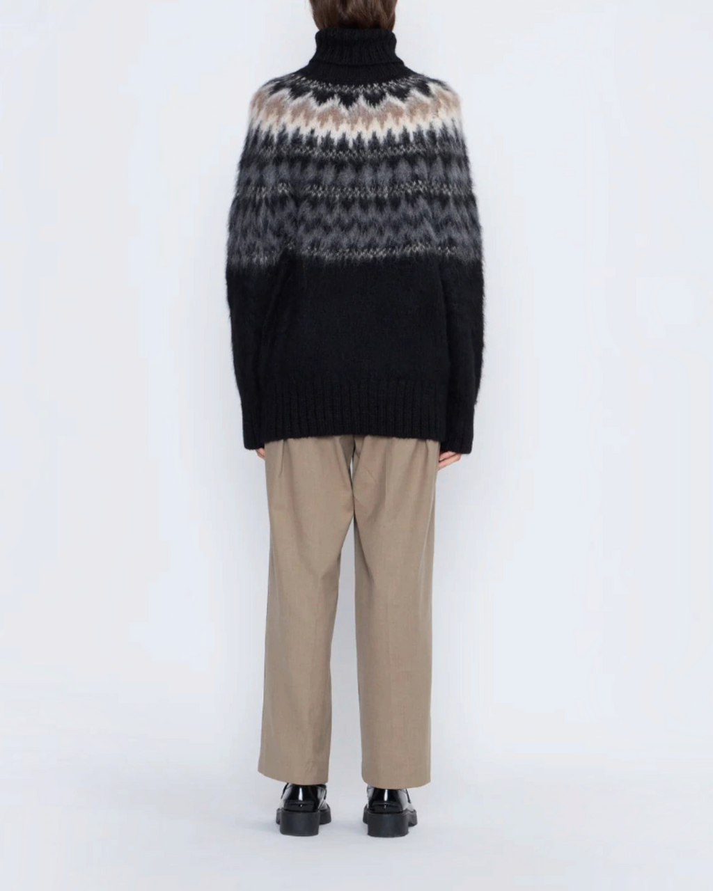 Vue arrière du pull Andean Merci Paris en laine d'alpaga noire avec motif jacquard Fair Isle et col roulé