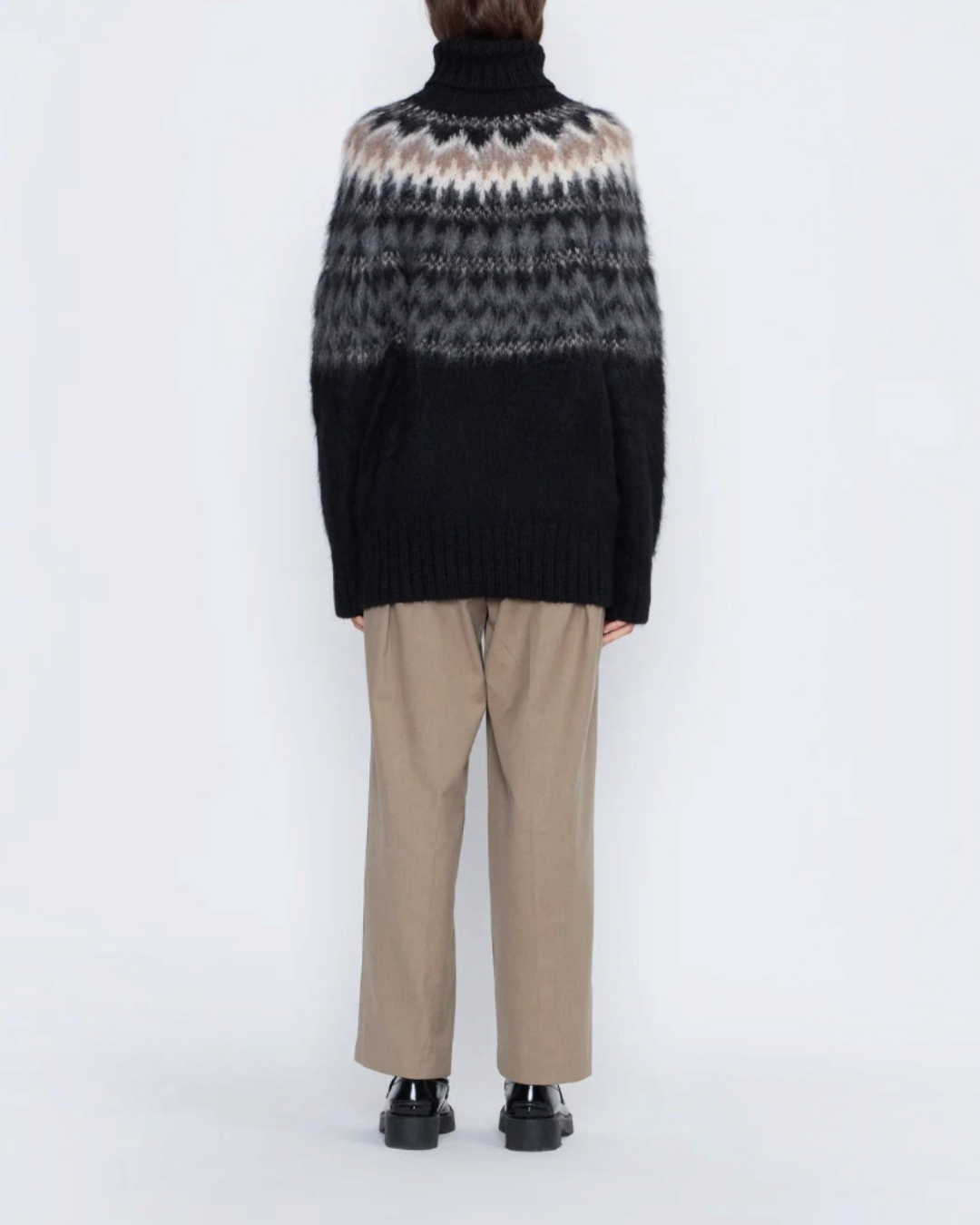 Vue arrière du pull Andean Merci Paris en laine d'alpaga noire avec motif jacquard Fair Isle et col roulé