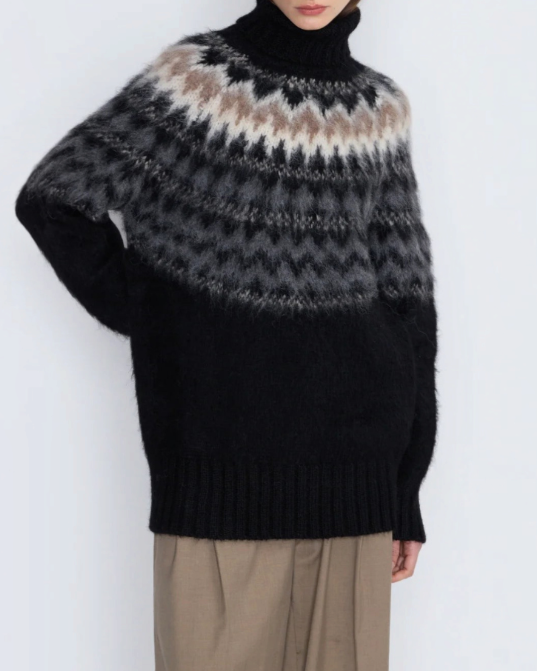 Pull Andean Merci Paris en laine d'alpaga brossée noire avec motif jacquard Fair Isle et col roulé porté par un mannequin