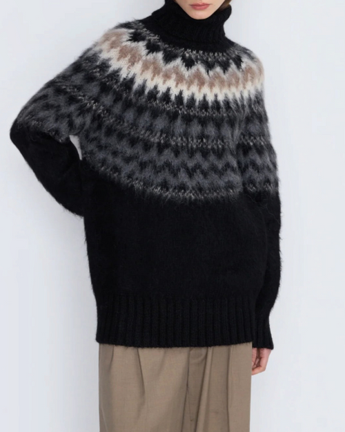 Pull Andean Merci Paris en laine d'alpaga brossée noire avec motif jacquard Fair Isle et col roulé porté par un mannequin