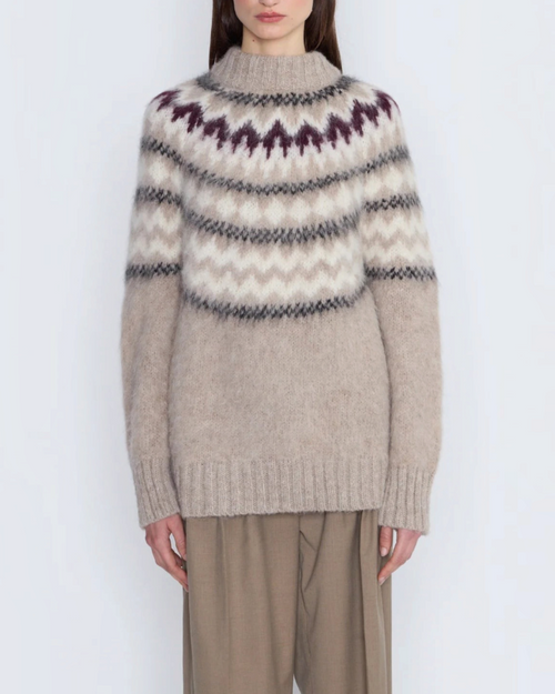 Modèle portant le pull Andean beige Merci Paris en laine d'alpaga brossée avec motif jacquard Fair Isle