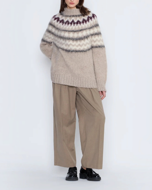 Modèle portant le pull Andean beige Merci Paris en laine d'alpaga brossée avec motif jacquard Fair Isle