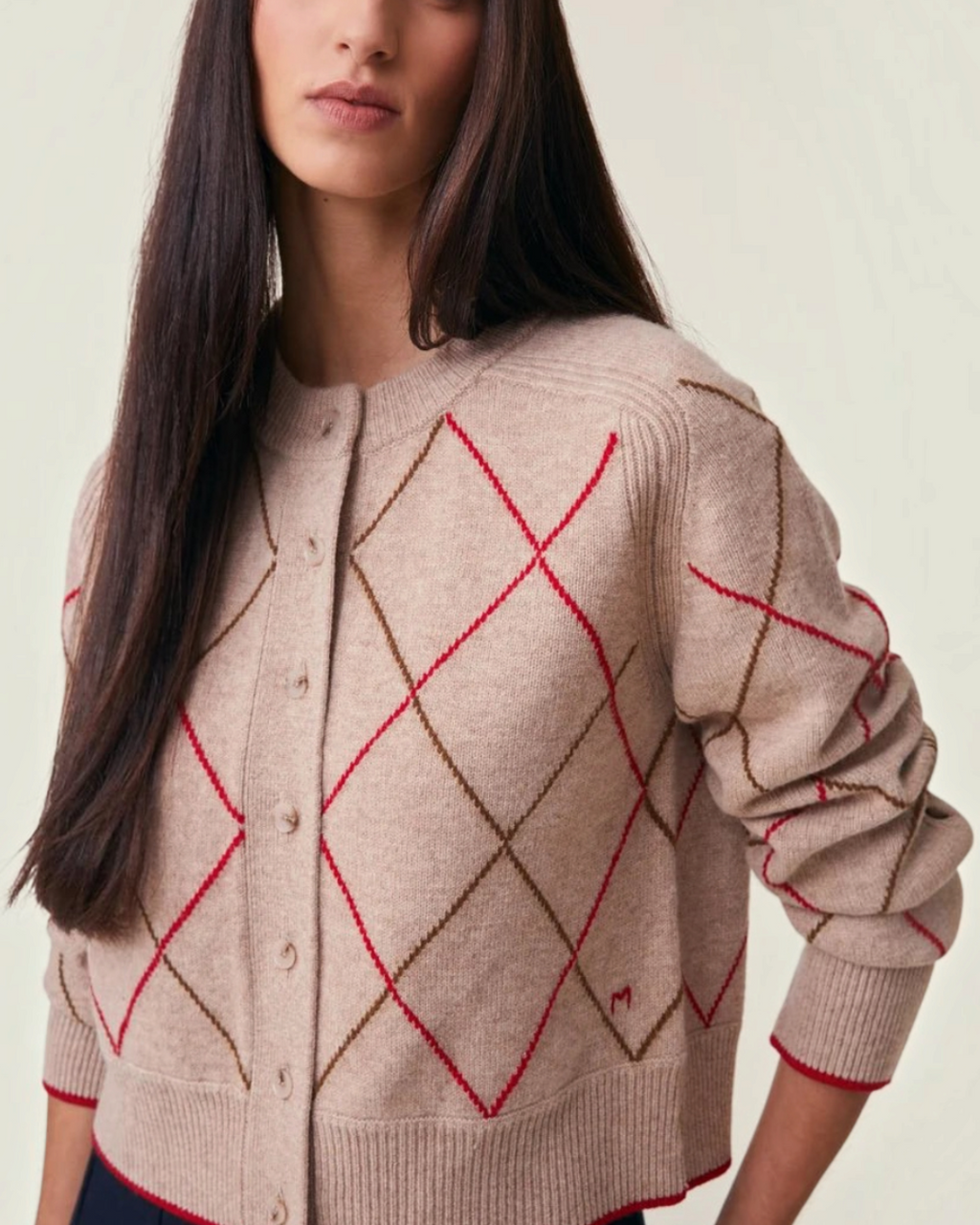 Gilet Merci Paris Moismont Auguste en laine mérinos beige avec motif losanges argyle rouge et marron et boutons