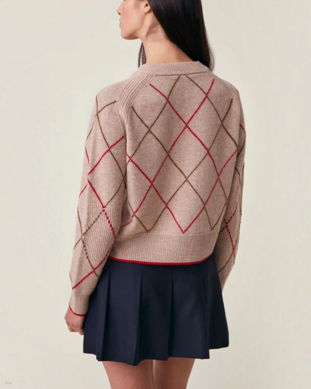 Vue de dos du gilet Auguste Merci Paris en laine mérinos beige avec motif losanges argyle rouge et marron