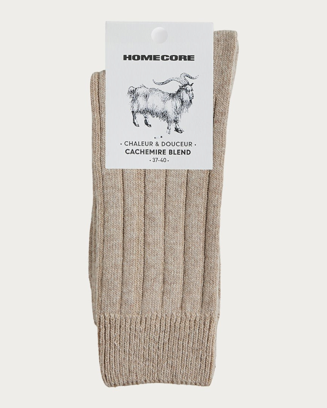 Chaussettes en cachemire Merci Paris Homecore couleur Soy Bean avec texture côtelée et étiquette de marque