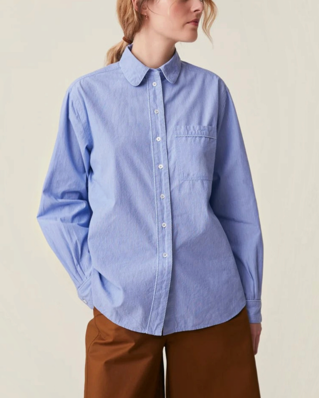 Chemise Henriette Moismont en coton bleu avec col rond et poche poitrine, vendue chez Merci Paris
