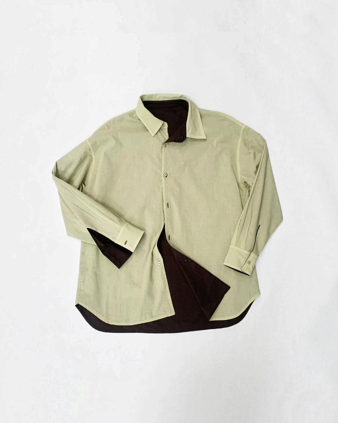 Chemise réversible Merci Paris en coton biologique, coupe oversize, coloris vert doux et marron foncé