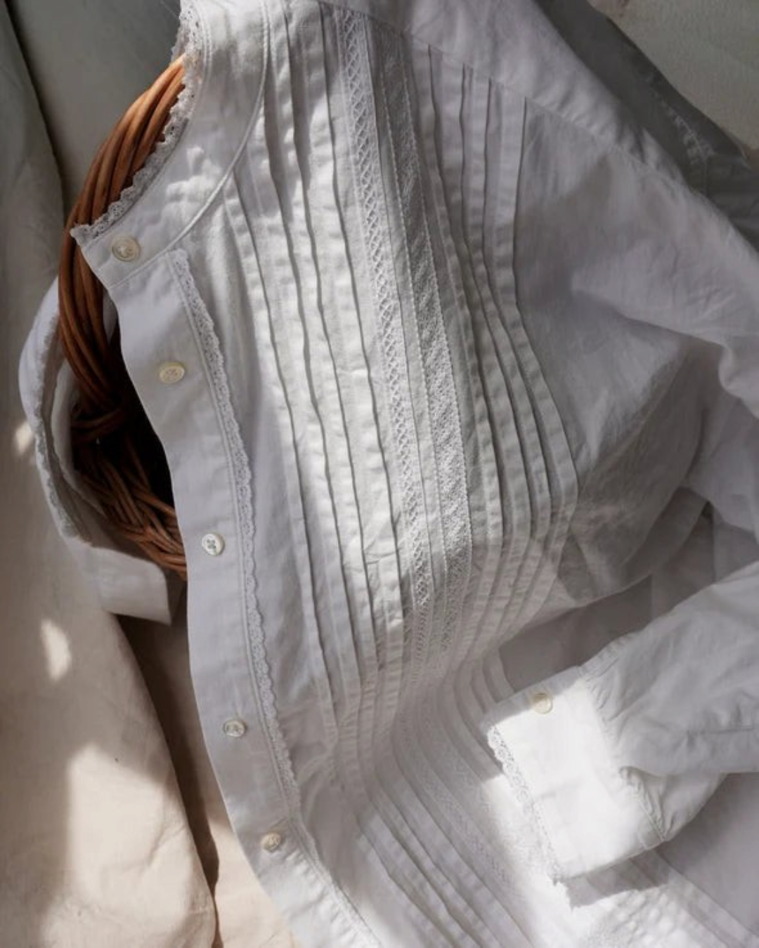 Chemisier blanc Heirloom Merci Paris en coton Banshu-ori avec détails en dentelle et plis délicats