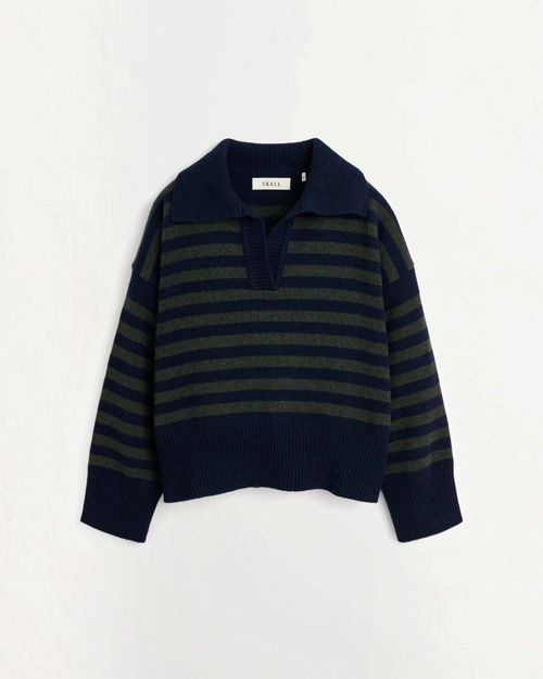 Pull Merci Paris Skall Studio Dean en laine mérinos à rayures bleu marine et vert avec col en V et coupe ample