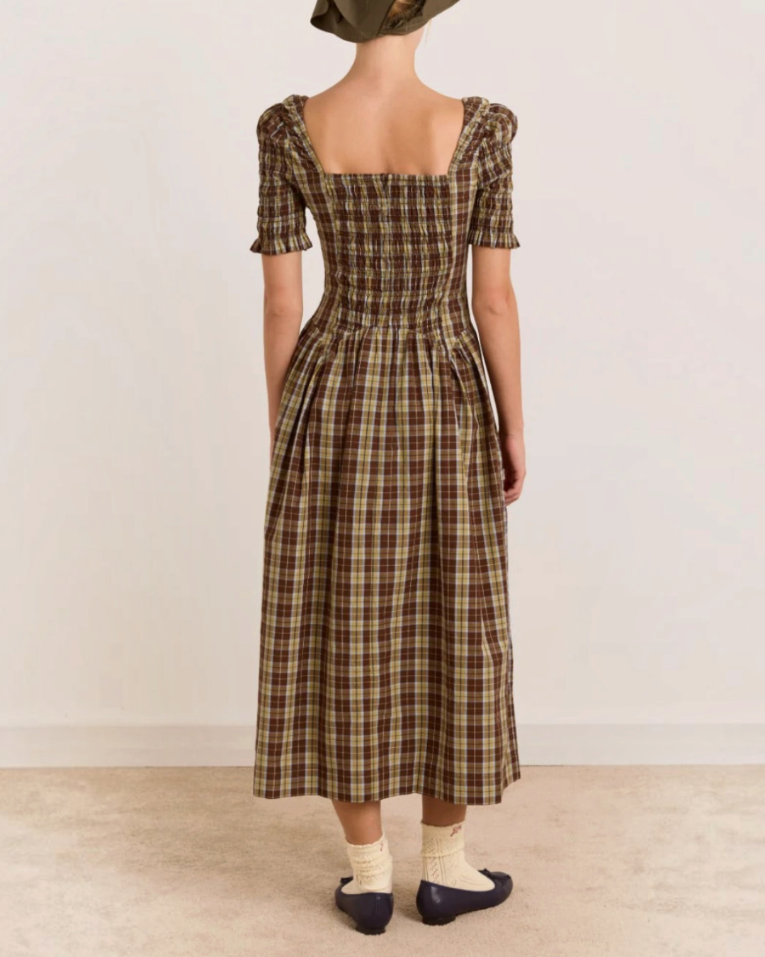 Vue arrière de la robe midi Molly Merci Paris par Damson Madder en coton biologique à carreaux marron et encolure carrée
