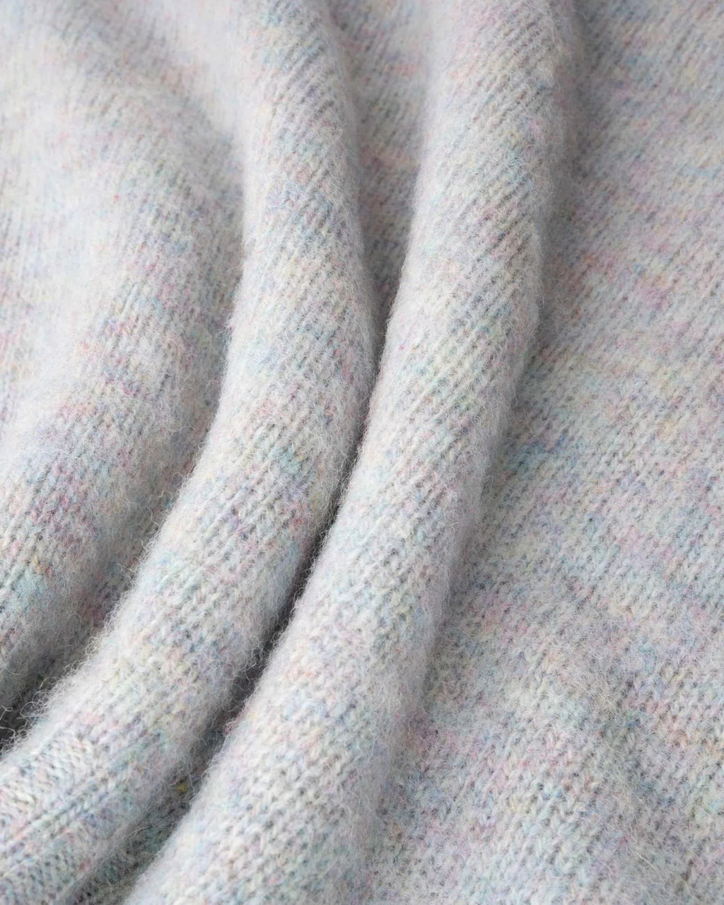 Gros plan sur la maille brossée grise du pull Forevernevermore en laine Shetland de la marque Merci Paris