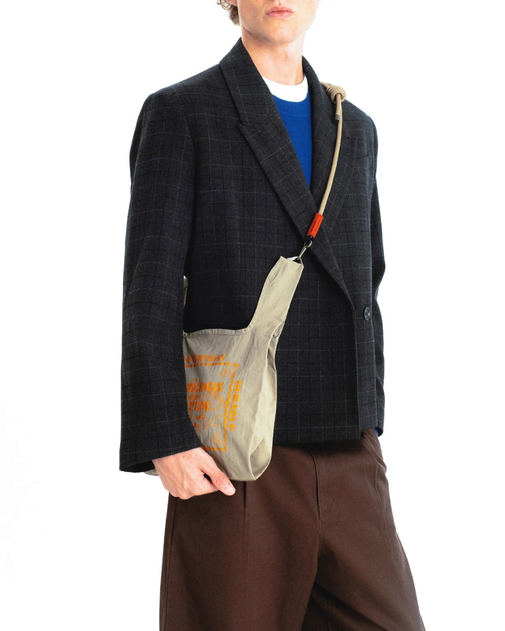 Homme portant un cordon ajustable beige Topologie 6.0mm inspiré de l'escalade avec sac en bandoulière Merci Paris