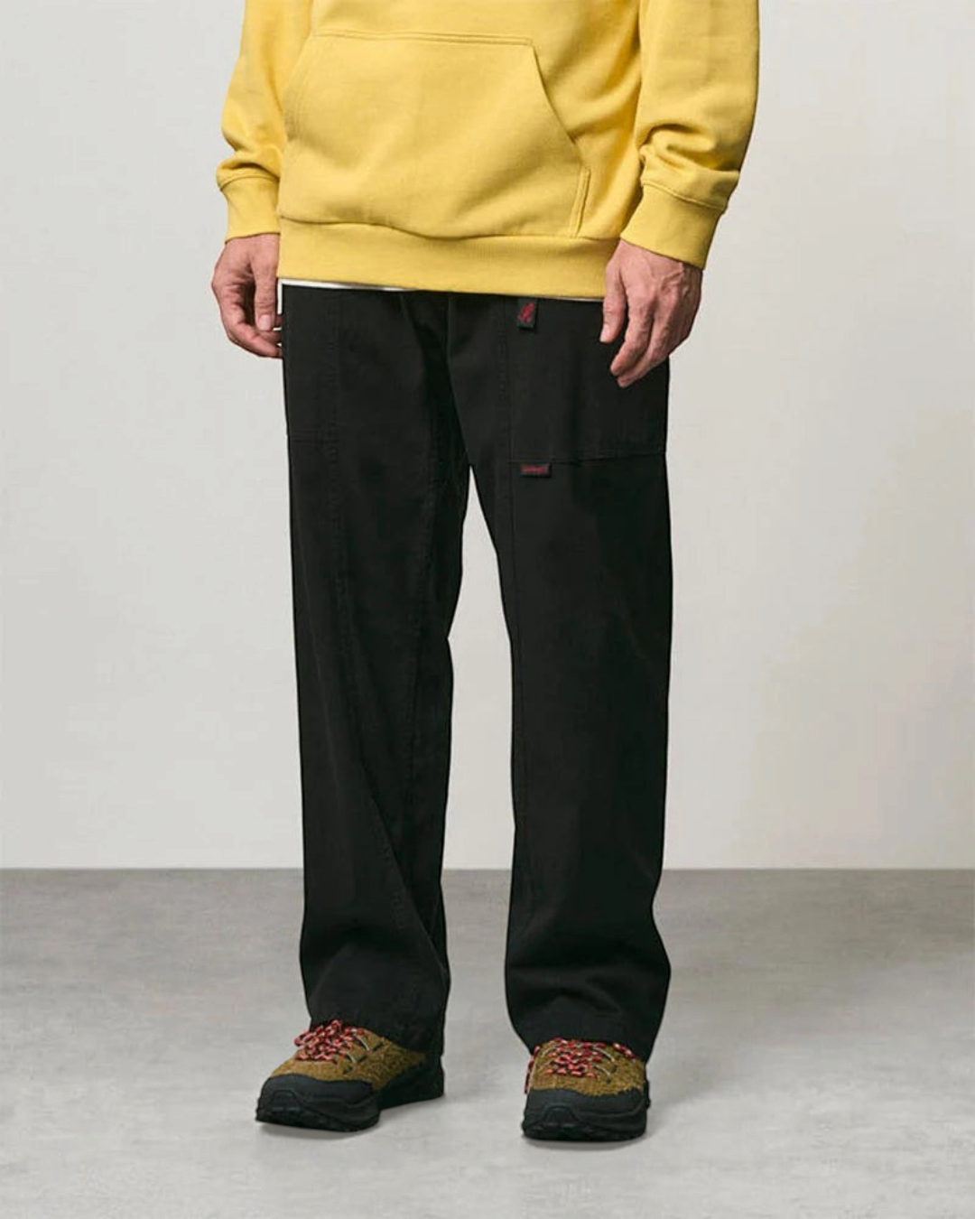 Pantalon Gadget Gramicci noir en sergé de coton biologique avec grandes poches latérales, vendu par Merci Paris