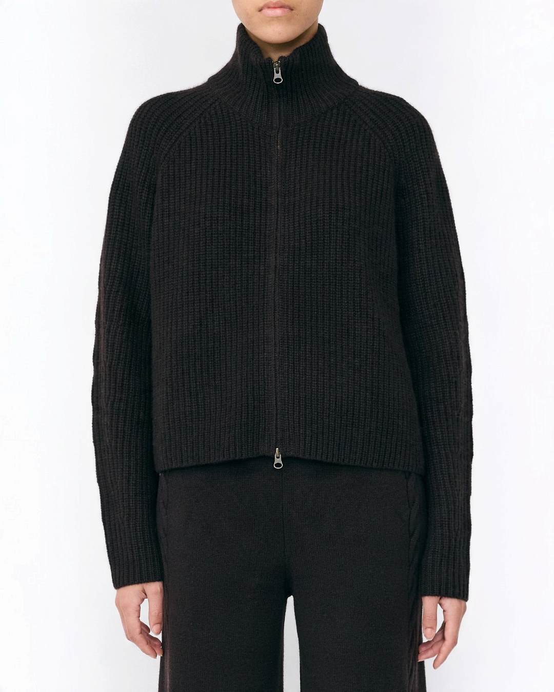 Cardigan zippé noir en cachemire Lisa Yang avec col montant et finitions côtelées, disponible chez Merci Paris