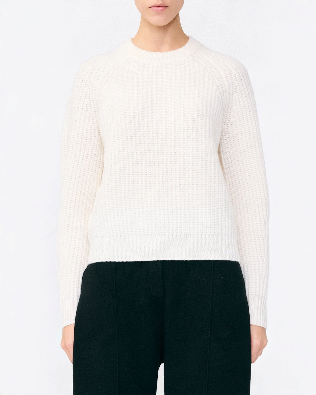 Pull Miki Merci Paris par Lisa Yang en cachemire crème à maille côtelée, col rond et manches raglan