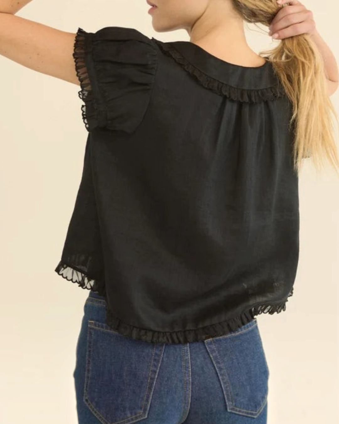 Black blouse Karina from Merci Paris in ramie with scalloped collar, short puff sleeves and organza details