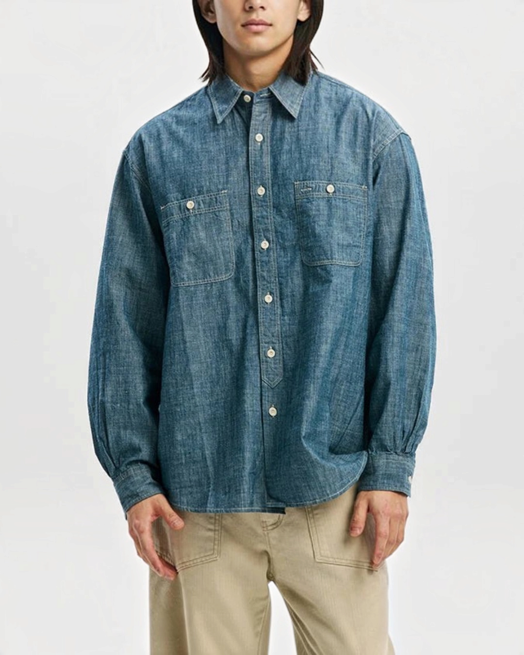 Chemise Merci Paris Frizmworks en chambray de coton bleu indigo avec deux poches poitrine et coupe décontractée