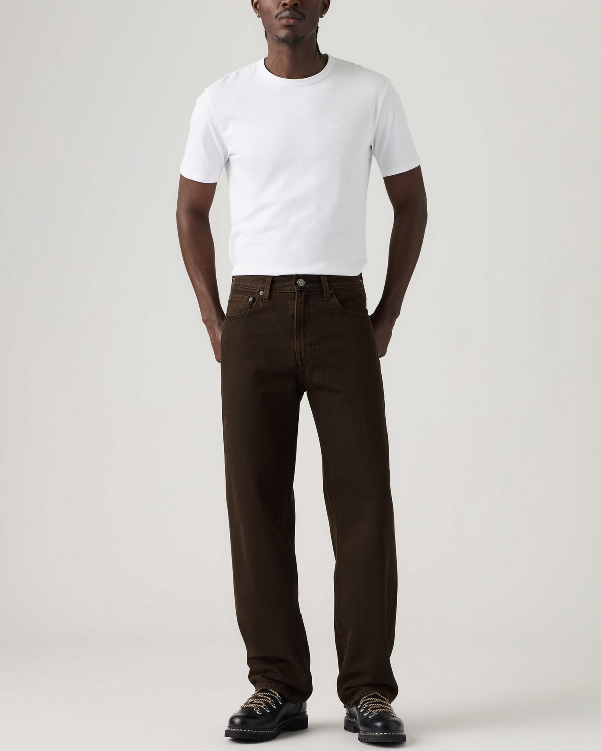 Homme portant le jean Levi's 568 Loose Straight marron en coton avec une coupe droite et ample, chez Merci Paris