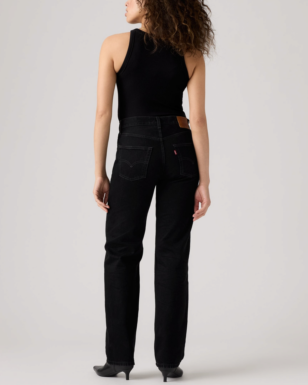 Vue arrière du jean Merci Paris Levi's 501 '90 noir en coton avec coupe droite et taille mi-haute porté par un mannequin