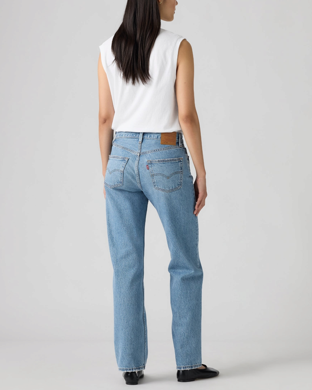 Vue arrière du jean Levi's 501 90 en denim bleu clair coupe droite chez Merci Paris porté avec un haut blanc